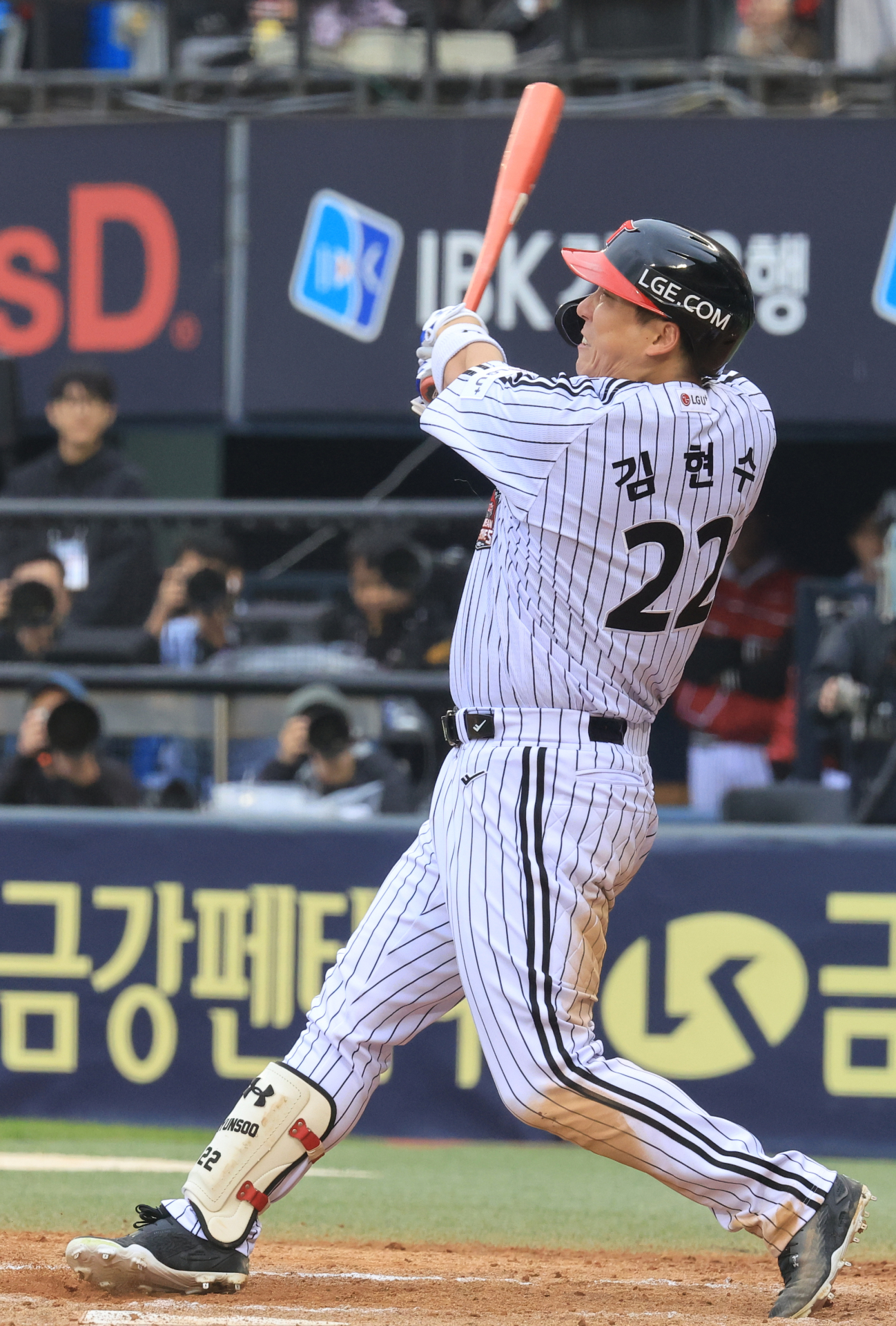 ‘베테랑’ 김현수 4회 역전 솔로포…LG, 한화에 2-1 리드 [KS3]